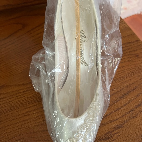 Marionat Vintage Ivory Satin heels with beading.  8 1/2 B width. - Picture 3 of 10